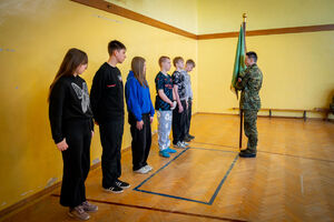Trening z musztry paradnej w szkole. Fot. Ł. Zwoliński Trening z musztry paradnej w szkole. Fot. Ł. Zwoliński