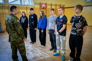 Trening z musztry paradnej w szkole. Fot. Ł. Zwoliński Trening z musztry paradnej w szkole. Fot. Ł. Zwoliński