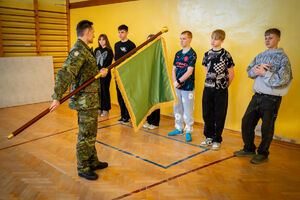 Trening z musztry paradnej w szkole. Fot. Ł. Zwoliński Trening z musztry paradnej w szkole. Fot. Ł. Zwoliński