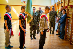Trening z musztry paradnej w szkole. Fot. Ł. Zwoliński Trening z musztry paradnej w szkole. Fot. Ł. Zwoliński