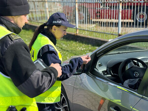 Funkcjonariusze Straży Granicznej i Policji prowadzą kontrole przy granicy z Niemcami Funkcjonariusze Straży Granicznej i Policji prowadzą kontrole przy granicy z Niemcami