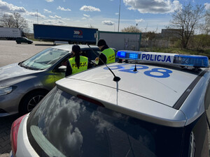 Funkcjonariusze Straży Granicznej i Policji prowadzą kontrole przy granicy z Niemcami Funkcjonariusze Straży Granicznej i Policji prowadzą kontrole przy granicy z Niemcami