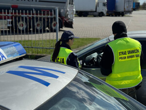 Funkcjonariusze Straży Granicznej i Policji prowadzą kontrole przy granicy z Niemcami Funkcjonariusze Straży Granicznej i Policji prowadzą kontrole przy granicy z Niemcami