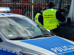 Funkcjonariusze Straży Granicznej i Policji prowadzą kontrole przy granicy z Niemcami Funkcjonariusze Straży Granicznej i Policji prowadzą kontrole przy granicy z Niemcami