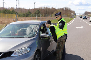 Funkcjonariusze Straży Granicznej i Policji prowadzą kontrole przy granicy z Niemcami Funkcjonariusze Straży Granicznej i Policji prowadzą kontrole przy granicy z Niemcami