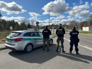 Funkcjonariusze Straży Granicznej i Policji prowadzą kontrole przy granicy z Niemcami Funkcjonariusze Straży Granicznej i Policji prowadzą kontrole przy granicy z Niemcami