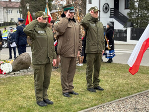 Delegacja Straży Granicznej składa kwiaty pod obeliskiem. Fot. MOSG Delegacja Straży Granicznej składa kwiaty pod obeliskiem. Fot. MOSG