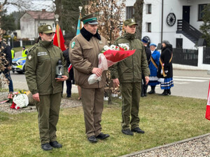 Delegacja Straży Granicznej składa kwiaty pod obeliskiem. Fot. MOSG Delegacja Straży Granicznej składa kwiaty pod obeliskiem. Fot. MOSG