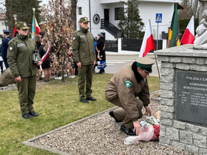 Delegacja Straży Granicznej składa kwiaty pod obeliskiem. Fot. MOSG Delegacja Straży Granicznej składa kwiaty pod obeliskiem. Fot. MOSG