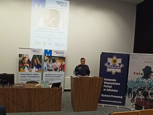 Oficer z MOSG wygłasza referat na Uniwersytecie WSB Merito w Gdańsku. Fot. MOSG Oficer z MOSG wygłasza referat na Uniwersytecie WSB Merito w Gdańsku. Fot. MOSG