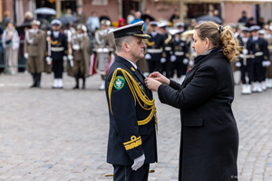 Minister Małgorzata Paprocka odznacza Komendanta MOSG Krzyżem Zasługi. Fot. Krzysztof Grzech Minister Małgorzata Paprocka odznacza Komendanta MOSG Krzyżem Zasługi. Fot. Krzysztof Grzech
