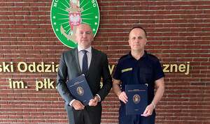 Kontradm. SG Andrzej Prokopski i Arkadiusz Smędek z podpisanym porozumieniem. Fot. MOSG Kontradm. SG Andrzej Prokopski i Arkadiusz Smędek z podpisanym porozumieniem. Fot. MOSG