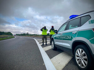 Pojazd służbowy SG i wspólny patrol SG i ŻW. Fot. MOSG Pojazd służbowy SG i wspólny patrol SG i ŻW. Fot. MOSG