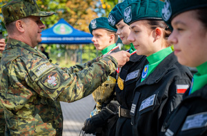 Wojewódzkie eliminacje II Ogólnopolskiego Przeglądu Musztry Klas Mundurowych. Fot. Ł. Zwoliński Wojewódzkie eliminacje II Ogólnopolskiego Przeglądu Musztry Klas Mundurowych. Fot. Ł. Zwoliński