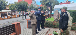 Delegacja służb mundurowych składa kwiaty. Fot. MOSG Delegacja służb mundurowych składa kwiaty. Fot. MOSG