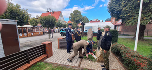 Delegacja służb mundurowych składa kwiaty. Fot. MOSG Delegacja służb mundurowych składa kwiaty. Fot. MOSG