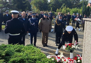 Delegacja służb mundurowych składa kwiaty. Fot. MOSG Delegacja służb mundurowych składa kwiaty. Fot. MOSG