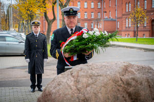 Funkcjonariusze zapalili znicze na cmentarzach oraz w miejscach pamięci. Fot. MOSG Funkcjonariusze zapalili znicze na cmentarzach oraz w miejscach pamięci. Fot. MOSG