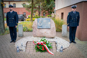 Funkcjonariusze zapalili znicze na cmentarzach oraz w miejscach pamięci. Fot. MOSG Funkcjonariusze zapalili znicze na cmentarzach oraz w miejscach pamięci. Fot. MOSG