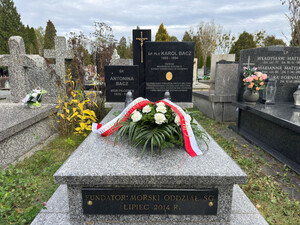 Funkcjonariusze zapalili znicze na cmentarzach oraz w miejscach pamięci. Fot. MOSG Funkcjonariusze zapalili znicze na cmentarzach oraz w miejscach pamięci. Fot. MOSG