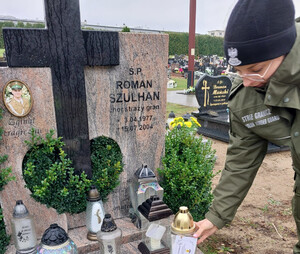 Funkcjonariusze zapalili znicze na cmentarzach oraz w miejscach pamięci. Fot. MOSG Funkcjonariusze zapalili znicze na cmentarzach oraz w miejscach pamięci. Fot. MOSG