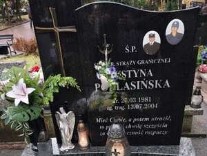 Funkcjonariusze zapalili znicze na cmentarzach oraz w miejscach pamięci. Fot. MOSG Funkcjonariusze zapalili znicze na cmentarzach oraz w miejscach pamięci. Fot. MOSG