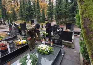 Funkcjonariusze zapalili znicze na cmentarzach oraz w miejscach pamięci. Fot. MOSG Funkcjonariusze zapalili znicze na cmentarzach oraz w miejscach pamięci. Fot. MOSG