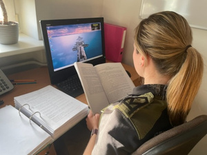 Funkcjonariuszka SG analizuje dokumentację. Fot. MOSG Funkcjonariuszka SG analizuje dokumentację. Fot. MOSG