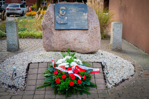 Komendanci MOSG składają kwiaty pod tablicą płk. Bacza. Fot. Ł. Zwoliński Komendanci MOSG składają kwiaty pod tablicą płk. Bacza. Fot. Ł. Zwoliński