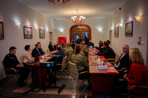 Dyrektorzy szkół i funkcjonariusze MOSG podczas spotkania. Fot. Ł. Zwoliński Dyrektorzy szkół i funkcjonariusze MOSG podczas spotkania. Fot. Ł. Zwoliński