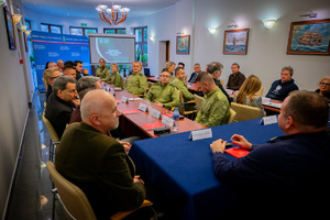 Dyrektorzy szkół i funkcjonariusze MOSG podczas spotkania. Fot. Ł. Zwoliński Dyrektorzy szkół i funkcjonariusze MOSG podczas spotkania. Fot. Ł. Zwoliński
