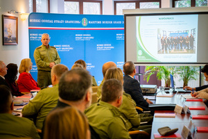 Dyrektorzy szkół i funkcjonariusze MOSG podczas spotkania. Fot. Ł. Zwoliński Dyrektorzy szkół i funkcjonariusze MOSG podczas spotkania. Fot. Ł. Zwoliński