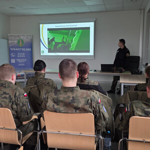Uczniowie trenują musztrę w MOSG. Fot. MOSG Uczniowie trenują musztrę w MOSG. Fot. MOSG