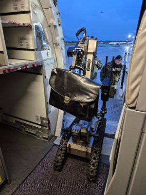 Testowali robota pirotechnicznego na pokładzie Airbusa 321. Fot. MOSG Testowali robota pirotechnicznego na pokładzie Airbusa 321. Fot. MOSG