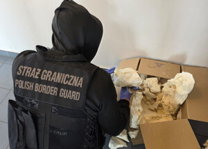 Funkcjonariusze zabezpieczają ujawnione narkotyki. Fot. MOSG Funkcjonariusze zabezpieczają ujawnione narkotyki. Fot. MOSG