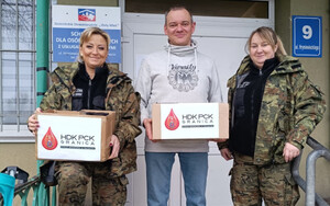 Funkcjonariusze i pracownicy SG z paczkami dla potrzebujących. Fot. MOSG Funkcjonariusze i pracownicy SG z paczkami dla potrzebujących. Fot. MOSG