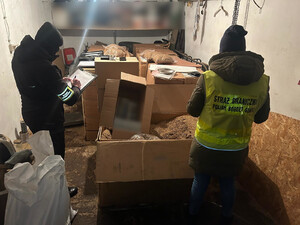 Funkcjonariusze w garażu z nielegalnym towarem. Fot. MOSG Funkcjonariusze w garażu z nielegalnym towarem. Fot. MOSG