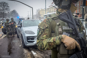 Funkcjonariusze SG rozbijają zorganizowaną grupę przestępczą. Fot. SG Funkcjonariusze SG rozbijają zorganizowaną grupę przestępczą. Fot. SG