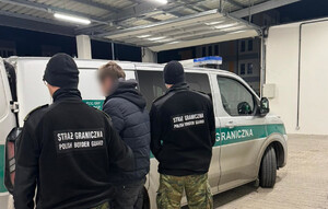 Funkcjonariusze zatrzymują cudzoziemca. Fot. MOSG Funkcjonariusze zatrzymują cudzoziemca. Fot. MOSG