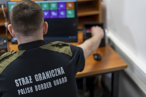 Funcjonariusz SG sprawdza dokument. Fot. MOSG Funcjonariusz SG sprawdza dokument. Fot. MOSG