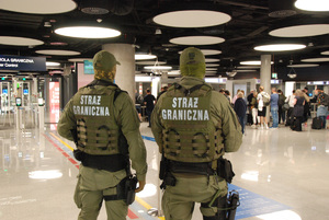 Funkcjonariusze z Zespołu Interwencji Specjalnych w porcie lotniczym. Fot. MOSG Funkcjonariusze z Zespołu Interwencji Specjalnych w porcie lotniczym. Fot. MOSG