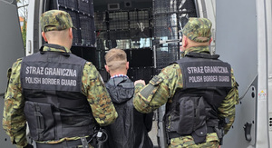 Funkcjonariusze SG doprowadzają zatrzymanego mężczyznę. Fot. MOSG Funkcjonariusze SG doprowadzają zatrzymanego mężczyznę. Fot. MOSG