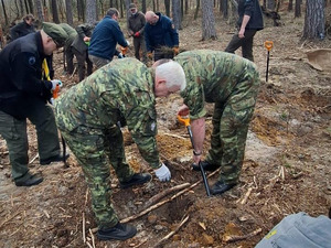 Akcja „Sadzimy. Razem z naturą” z udziałem Komendanta PSG we Władysławowie Fot. MOSG Akcja „Sadzimy. Razem z naturą” z udziałem Komendanta PSG we Władysławowie Fot. MOSG