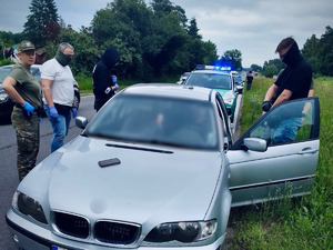 Zatrzymanie osób i pojazdu na drodze. Fot. MOSG Zatrzymanie osób i pojazdu na drodze. Fot. MOSG