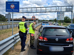 Funkcjonariusze podczas kontroli pojazdów na granicy polsko-niemieckiej. Fot. MOSG Funkcjonariusze podczas kontroli pojazdów na granicy polsko-niemieckiej. Fot. MOSG