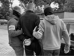 Zatrzymanie osoby i środków narkotycznych przez funkcjonariuszy. Fot. MOSG Zatrzymanie osoby i środków narkotycznych przez funkcjonariuszy. Fot. MOSG