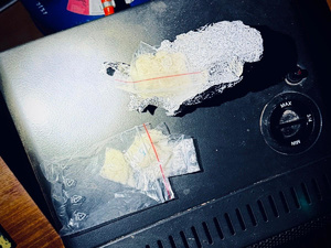 Zatrzymanie osoby i środków narkotycznych przez funkcjonariuszy. Fot. MOSG Zatrzymanie osoby i środków narkotycznych przez funkcjonariuszy. Fot. MOSG