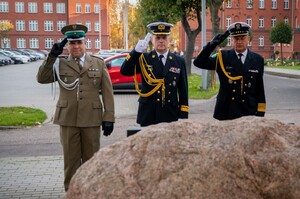 Komendant MOSG wraz z zastępcami składają wiązankę pod pomnikiem patrona MOSG. Fot. Łukasz Zwoliński Komendant MOSG wraz z zastępcami składa wiązankę pod pomnikiem patrona MOSG. FOT. Łukasz Zwoliński
