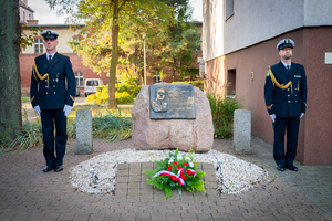 Komendant MOSG wraz z zastępcami składają wiązankę pod pomnikiem patrona MOSG. Fot. Łukasz Zwoliński Komendant MOSG wraz z zastępcami składa wiązankę pod pomnikiem patrona MOSG. FOT. Łukasz Zwoliński