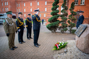 Komendant MOSG wraz z zastępcami składają wiązankę pod pomnikiem patrona MOSG. Fot. Łukasz Zwoliński Komendant MOSG wraz z zastępcami składa wiązankę pod pomnikiem patrona MOSG. FOT. Łukasz Zwoliński